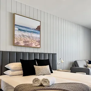 https://direct-collective-suites.hotelssunshinecoast.net